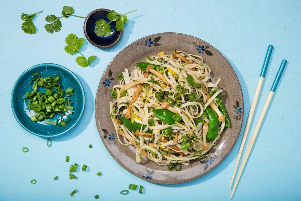 נודלס מוקפץ עם פטריות