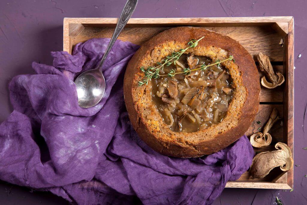 מרק בצל ופטריות פורצ'יני בקערת לחם