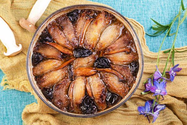 מתכון טבעוני של בצלים ממולאים באורז ופטריות מלך היער