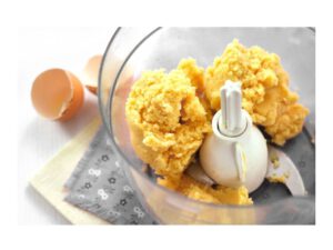 הכנסת ביצה למעבד מזון עם בצק פריך